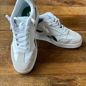 Reebok size 8.5 💚